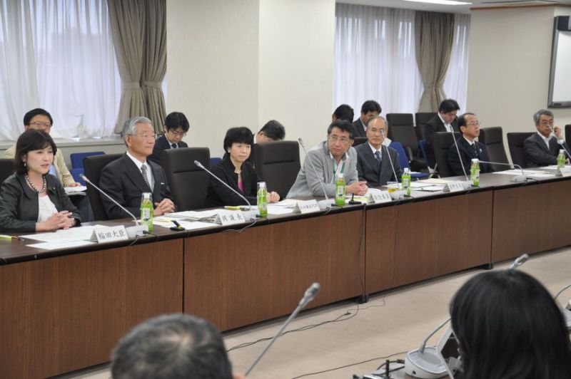 5月2日に開催された規制改革会議。左端が稲田大臣