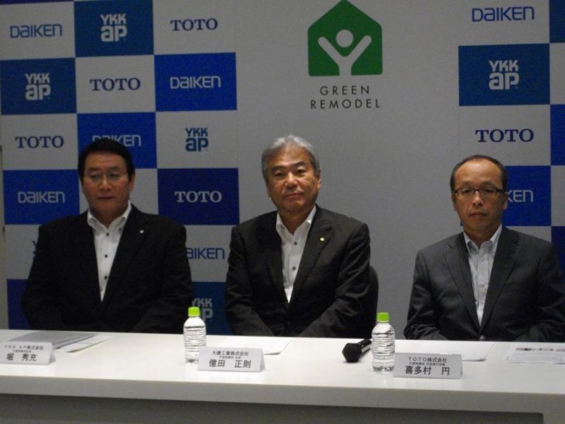 左からYKK APの堀秀充代表、大建工業の億田正則代表、TOTOの喜多村円代表