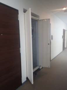 3 社で共同開発したマンション用 メーターボックス扉