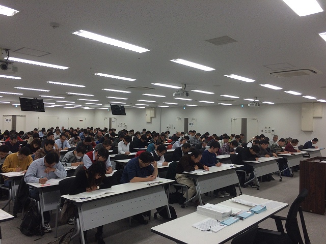 競売不動産取扱主任者試験の模様（大阪会場）。多くの受験生が難関に挑んだ