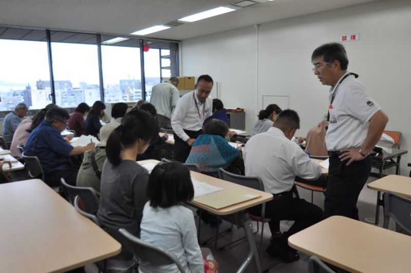 被災者に対する市営住宅提供のための鍵の引き渡しが行われた（5月6日、熊本市庁舎で）