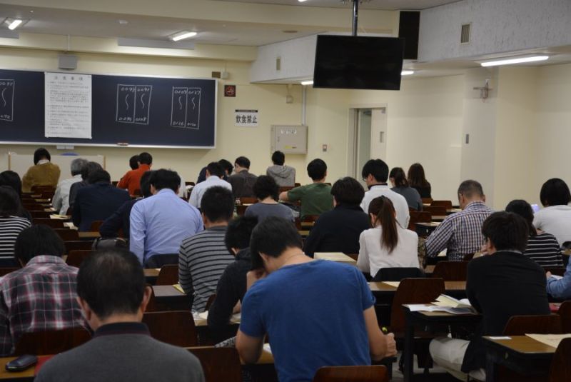 試験開始前に緊張の面持ちで着席する受験生（10月16日、東京都内の試験会場で）