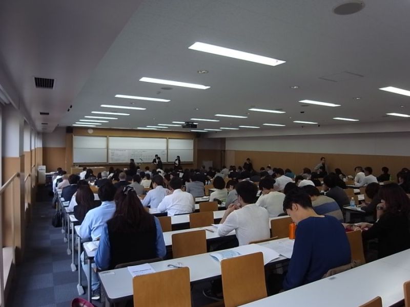 開始40分前で既にほぼ満員の試験会場（東京都内の会場で）