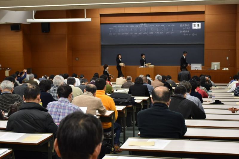 試験開始を前に緊張の面持ちの受験生たち（11月27日、試験会場で）