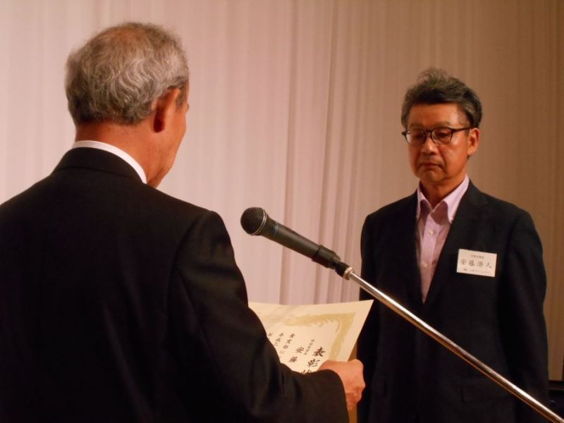 岡本潮理事長から表彰状が手渡された