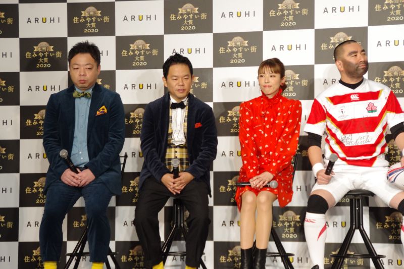 プレゼンターとして登場した若槻千夏さん（右から２人目）などゲストも結果に納得の様子