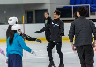 リンク上で髙橋大輔選手が直接指導した