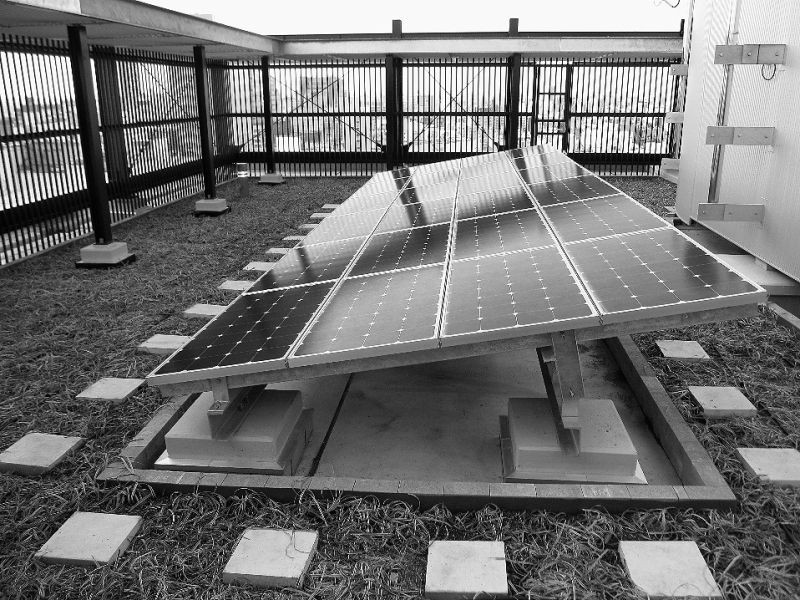 マンションの屋上に設置された太陽光発電パネル。ここでは共用部分の電力を賄う。エネルギー問題が注目される中で、太陽光発電は今や必須アイテムになりつつある（都内で）