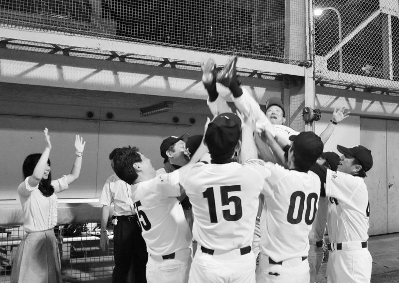 優勝を決め大谷監督を胴上げする日大チーム。12年の「年間5位」からの大躍進に歓喜を上げた。