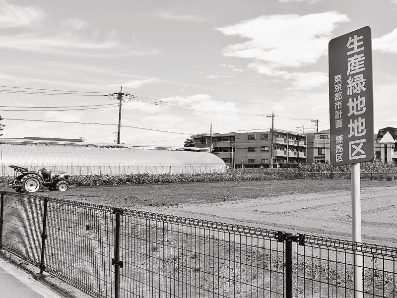 東京２３区で最も生産緑地の多い練馬区内の農地。畑に隣接して戸建て住宅やマンションが立ち並んでいる