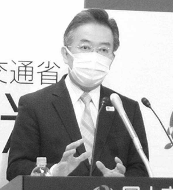 マスク着用で会見する田端長官