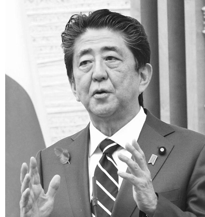 宣言の対象拡大について会見する安倍総理（4月17日、専門新聞協会提供）