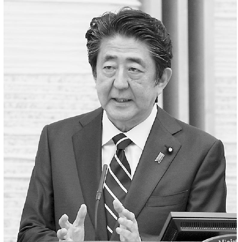 会見する安倍総理（5月14日、専門新聞協会提供）