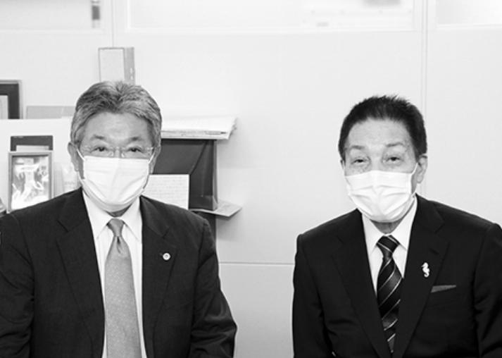 ５月21日、古賀宅建議連顧問（右）に要望した坂本会長