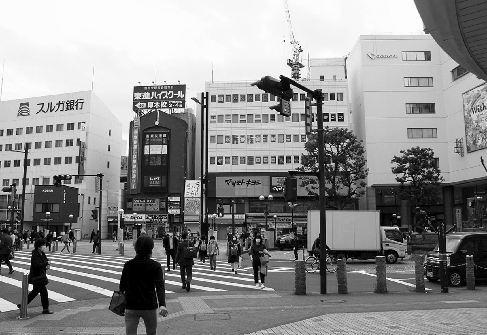 今年、「コロナ禍での借りて住みたい街ランキング」で１位を獲得した小田急小田原線本厚木駅（神奈川県）。北口駅前広場では住人や通勤客の往来が目立った