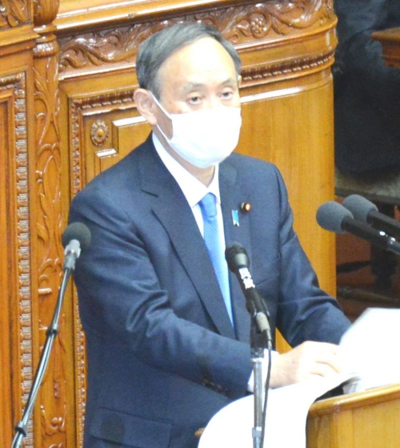施政演説の原稿を読み上げる菅総理