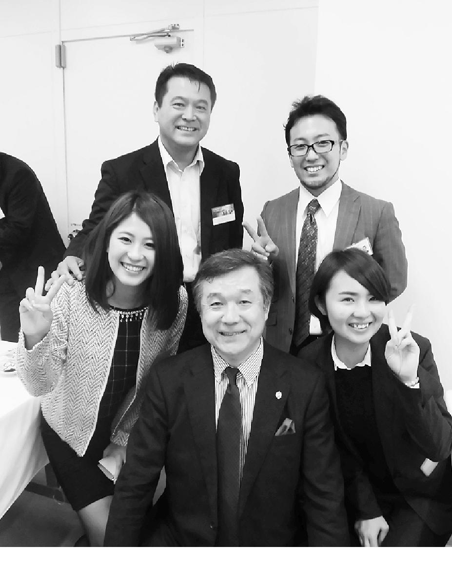 総会後、会員らとの記念撮影に収まる山本代表（前列中央）はいつも笑顔を絶やさず、パワフルに仕事をこなす人。大手ハウスメーカーのトップ営業マンだったが、社会が求めることを仕事にしたいと２０００年に脱サラ。災害対策や高齢化問題に取り組みながら今日に至る