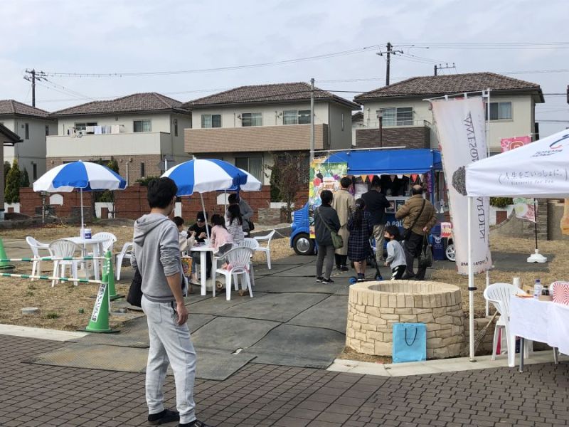 戸建て建設予定地にキッチンカーを配置