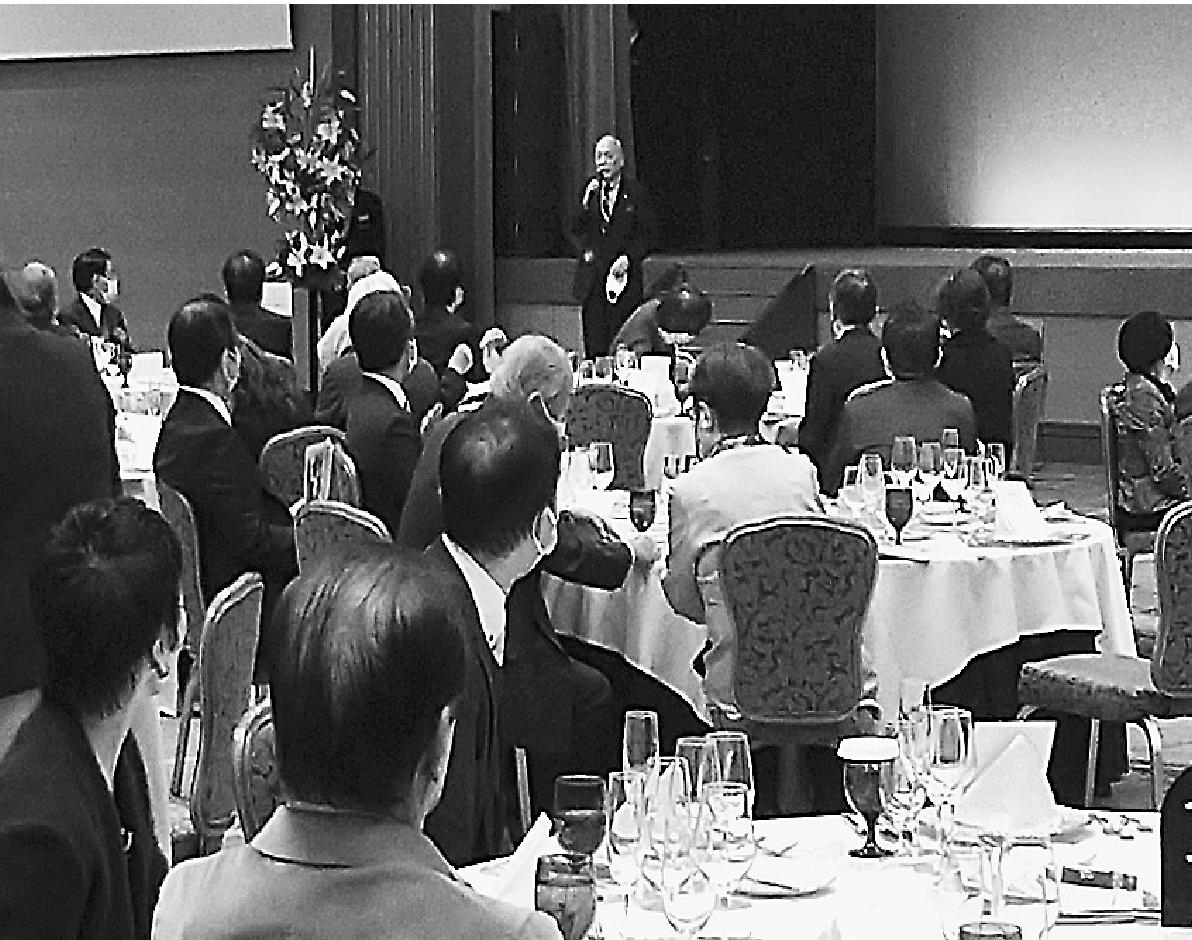 第一部の朗読劇終了後に舞台の前で挨拶する鈴木静雄氏。同氏主催の東京・椿山荘で開かれた〝感謝の集い〟には約２００名の知人・友人らが招かれた。