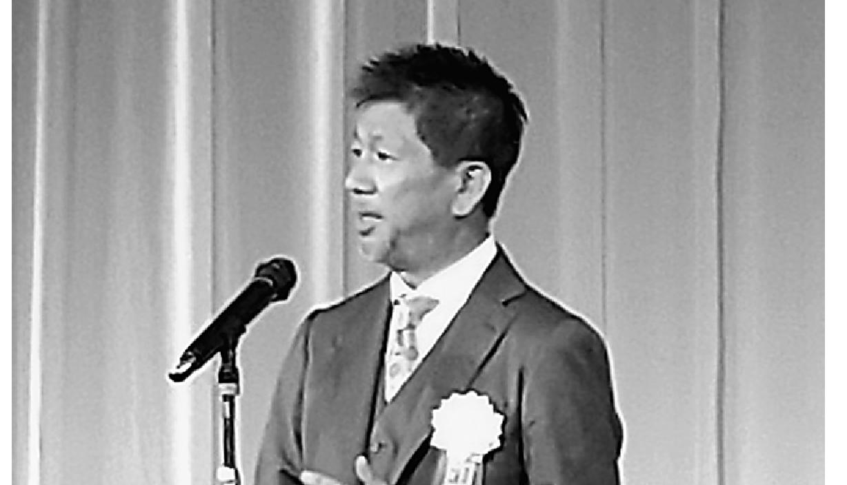 東京のホテル椿山荘で6月に開かれた「リブラン55周年感謝の集い」であいさつする鈴木雄二会長。ポストコロナとはなにかを知るヒントになるような奥深いスピーチだった