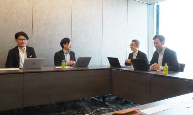 左からデジタルガレージの岩坂氏、執行氏、不動産信用保証の小川氏、依田氏