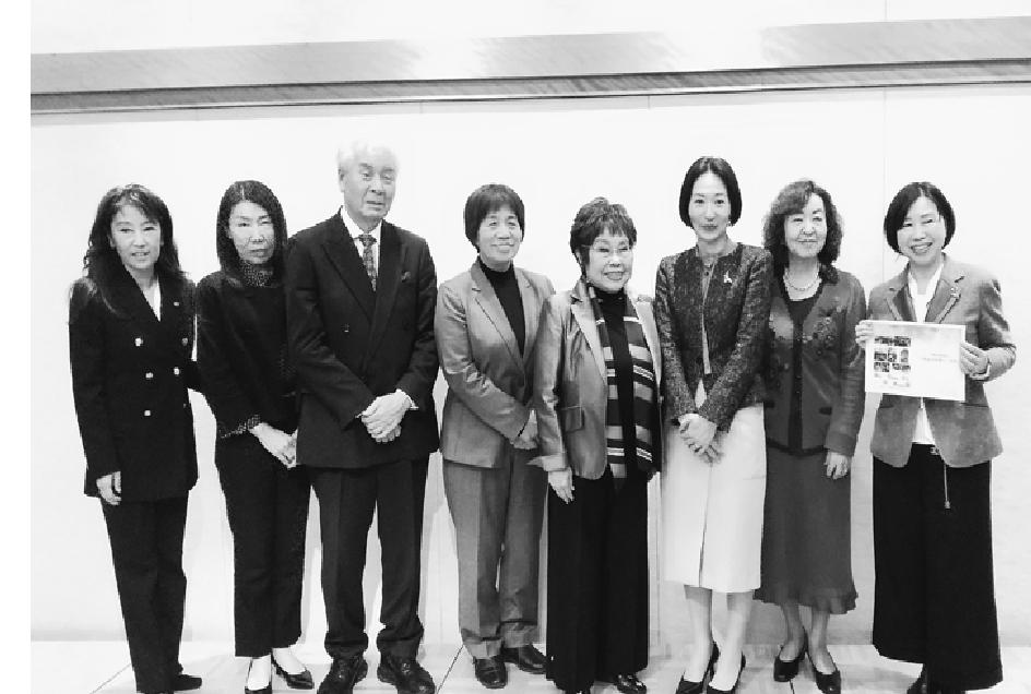 川合課長（右から３人目）と女性塾理事らとの記念撮影