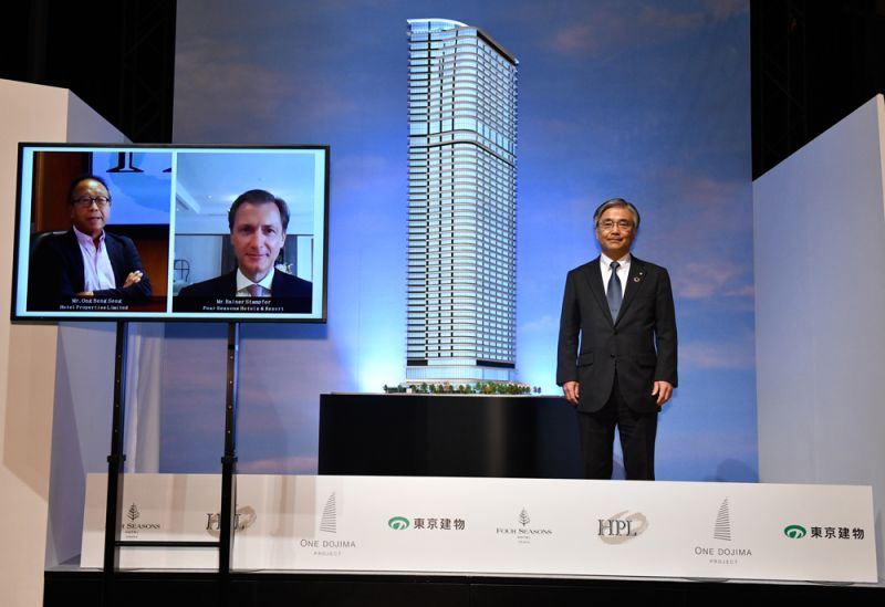 完成模型を披露した東京建物 の野村社長（写真右）