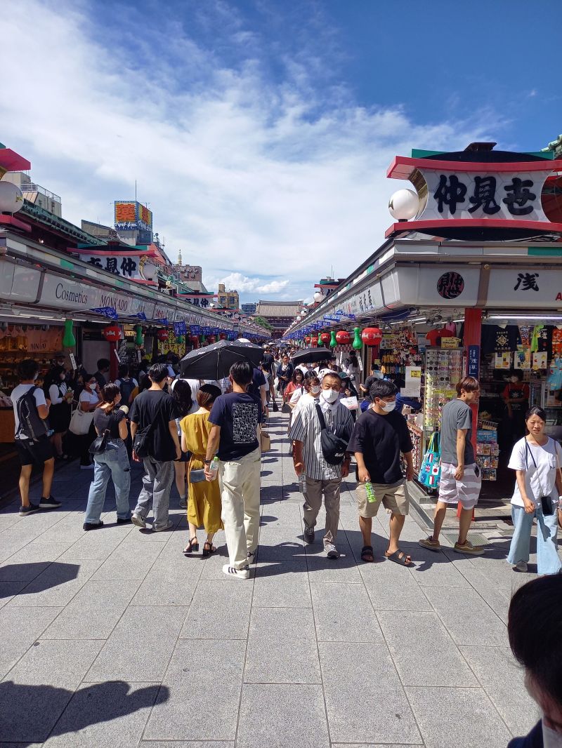 制限のない行動で賑わう東京・浅草