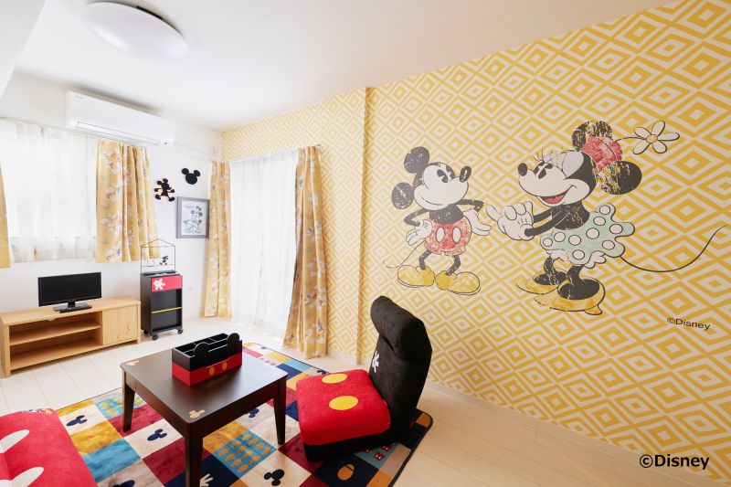 居住空間の壁紙や家具、小物類まで、ミッキーマウスのデザインでコーディネートした。